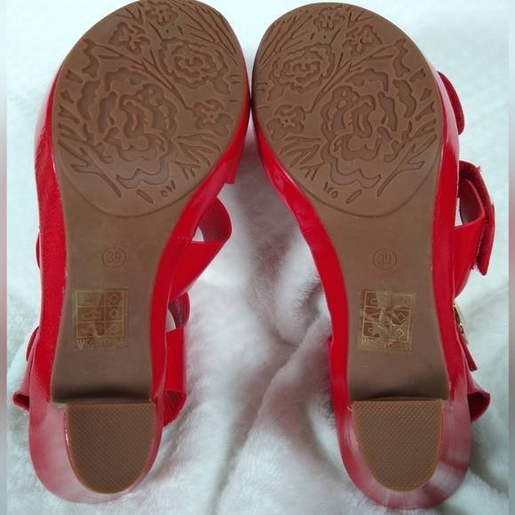 NWOT Red Strappy Platform Sandals with Gold Accents by Patrizia Sz 39 - Picture 5 of 9